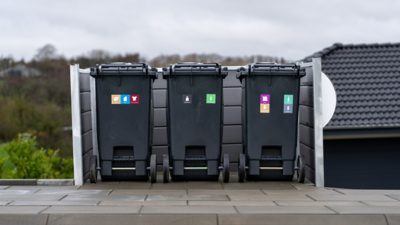 De nye beholdere med piktogrammer af de nye affaldstyper på